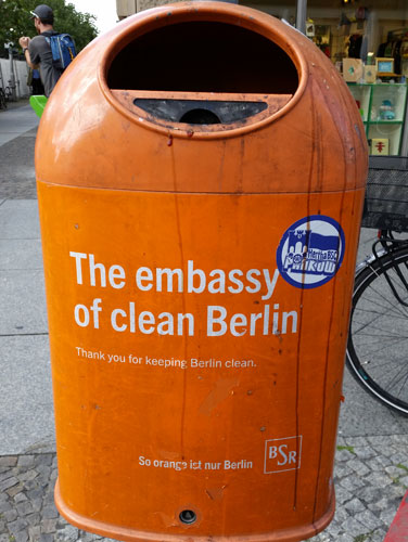 Abfalleimer 'The embassy of clean Berlin'