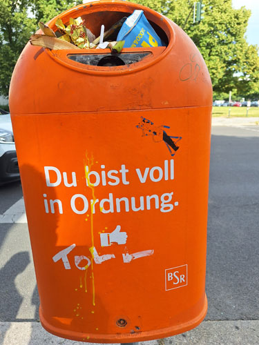 Abfalleimer 'Du bist voll (!) in Ordnung'