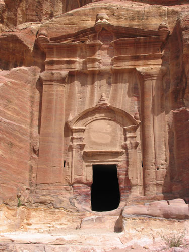 Grabtür in Petra/Jordanien