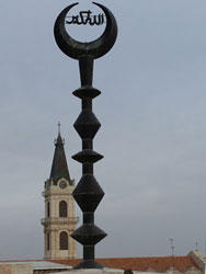 Minarett und Kirchturm