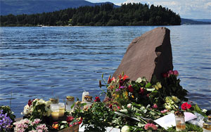 Utøya: Beileidsbekundungen am Ufer des Tyrifjord nach dem Attentat (Quelle Wikipedia)